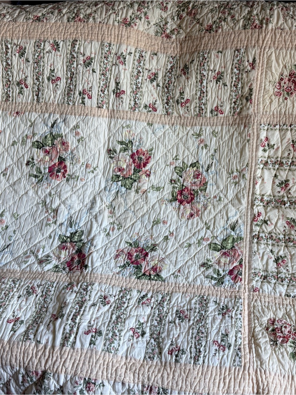 Classic Floral Quilted Bedspread in Pink and Cream - Twin